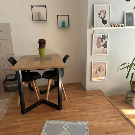 Mia's Duplex * Escópia